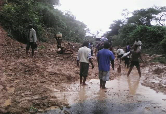 Figure 2. 2016 landslides induced by rainfall in Chiweta, Rumphi District. Landslides blocked the road. Source: faceofmalawi.com.